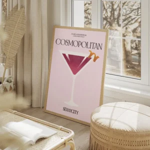 affiche cosmopolitan rose clair avec un verre a cocktail et une ecorce dorange t salon beige.webp