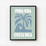 affiche costa rica avec palmier bleu vague et typographie pura vida sur fond ver avec cadre.webp
