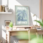 affiche costa rica avec palmier bleu vague et typographie pura vida sur fond ver bureau.webp