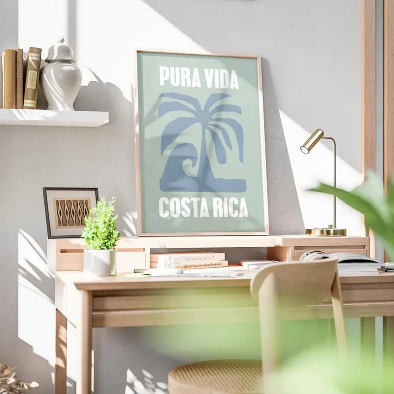 affiche costa rica avec palmier bleu vague et typographie pura vida sur fond ver bureau.webp