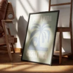 affiche costa rica avec palmier bleu vague et typographie pura vida sur fond ver encadre.webp