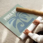 affiche costa rica avec palmier bleu vague et typographie pura vida sur fond ver enroule.webp