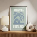 affiche costa rica avec palmier bleu vague et typographie pura vida sur fond ver meuble.webp