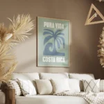 affiche costa rica avec palmier bleu vague et typographie pura vida sur fond ver salon.webp