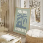 affiche costa rica avec palmier bleu vague et typographie pura vida sur fond ver salon beige.webp
