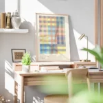 affiche courage to bloom motif mosaique pastel en grille avec texte inspirant au bureau.webp