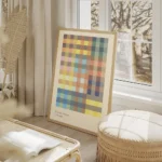 affiche courage to bloom motif mosaique pastel en grille avec texte inspirant au salon beige.webp