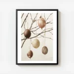 affiche d ufs peints aux couleurs terreuses suspendus a des branches des ornemen avec cadre.webp