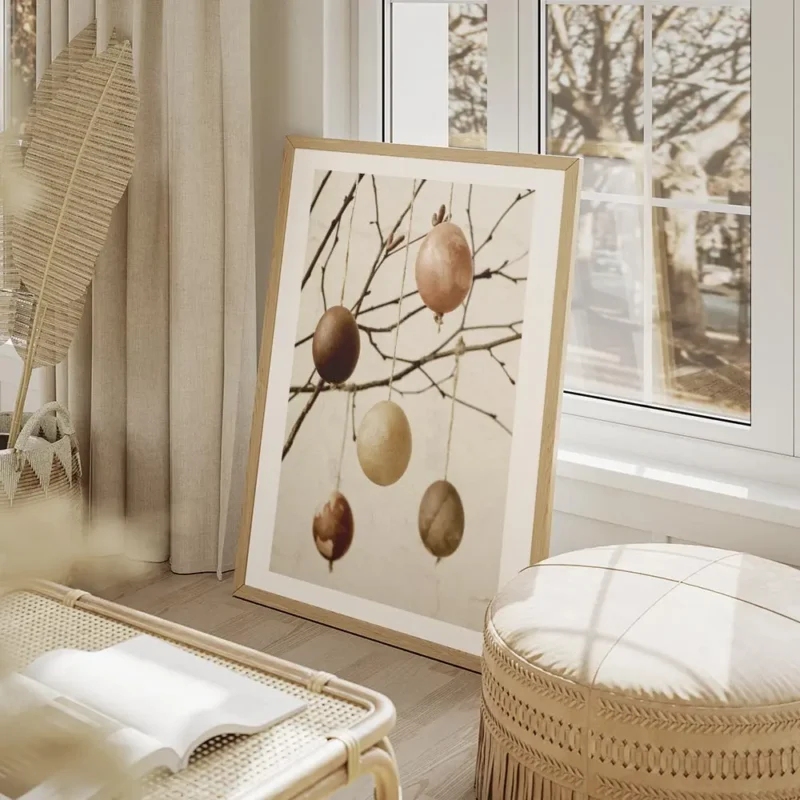 affiche d ufs peints aux couleurs terreuses suspendus a des branches des ornemen salon beige.webp