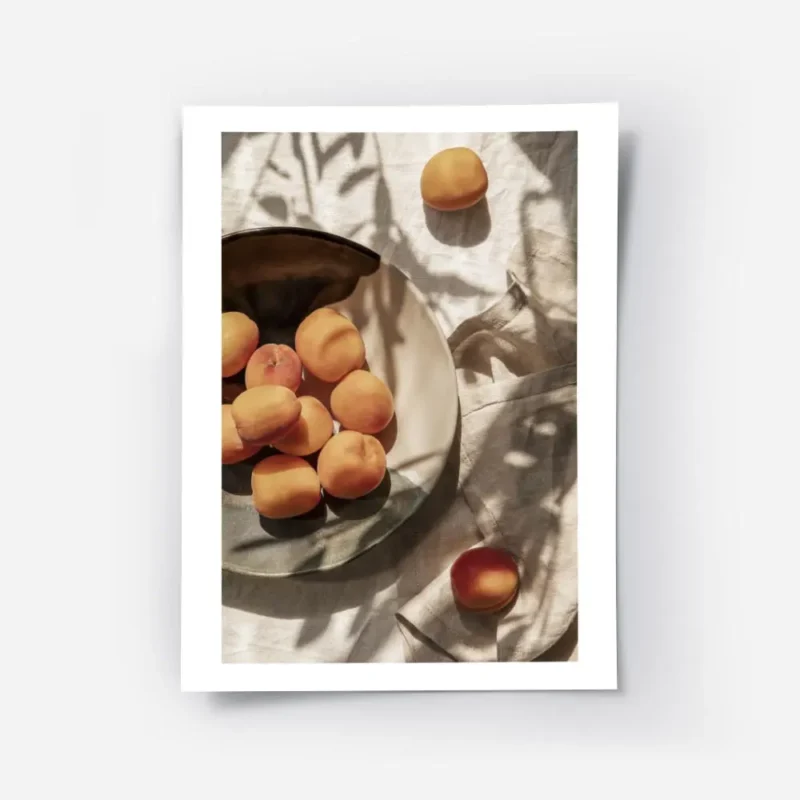 affiche dabricots frais dans une assiette sur une table avec des ombres de feuil.webp