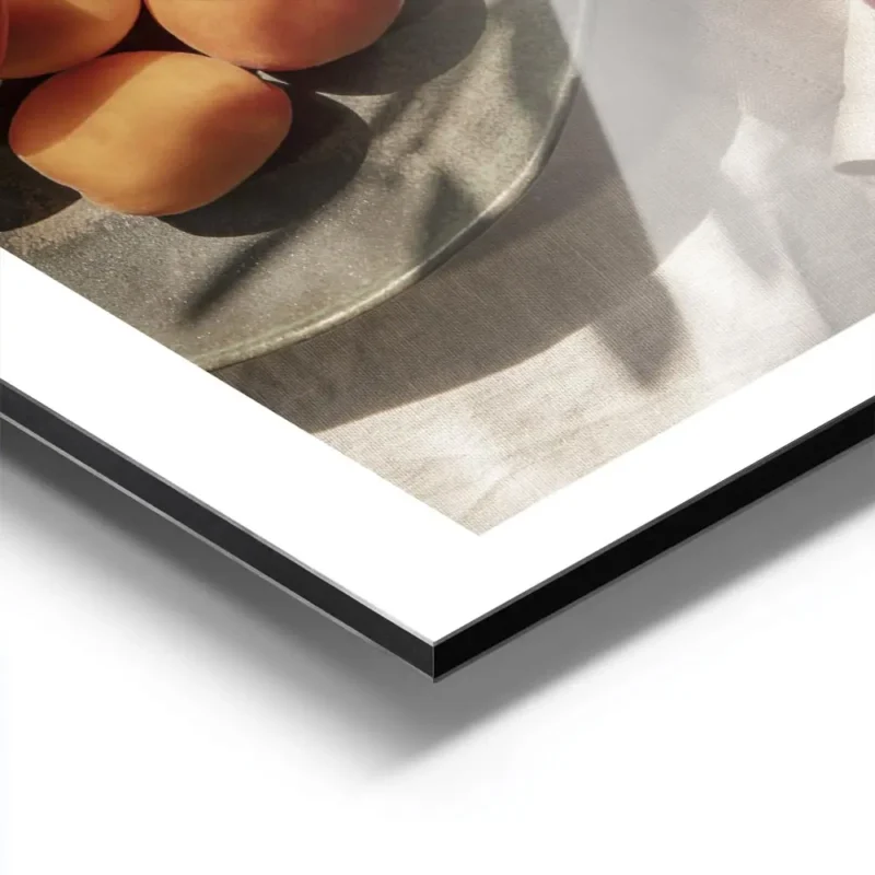 affiche dabricots frais dans une assiette sur une table avec des ombres de feuil aluminium.webp