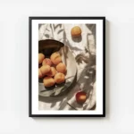 affiche dabricots frais dans une assiette sur une table avec des ombres de feuil avec cadre.webp