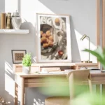 affiche dabricots frais dans une assiette sur une table avec des ombres de feuil bureau.webp