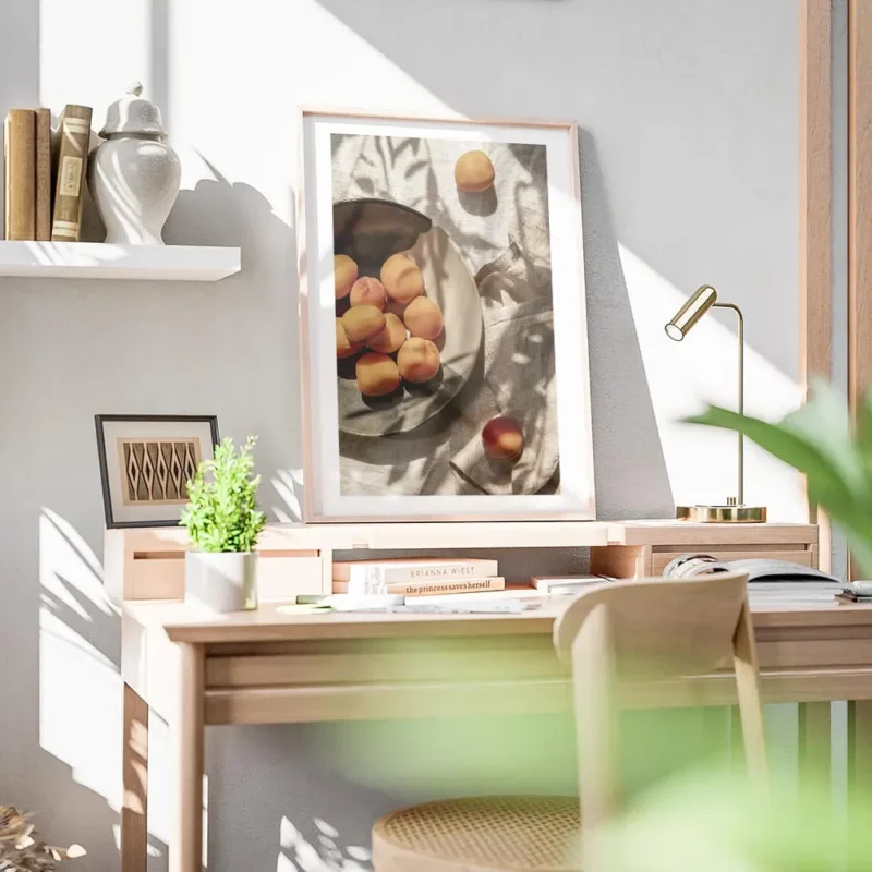 affiche dabricots frais dans une assiette sur une table avec des ombres de feuil bureau.webp
