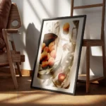 affiche dabricots frais dans une assiette sur une table avec des ombres de feuil encadre.webp