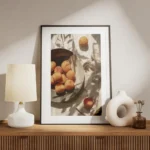 affiche dabricots frais dans une assiette sur une table avec des ombres de feuil meuble.webp