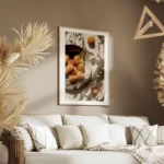 affiche dabricots frais dans une assiette sur une table avec des ombres de feuil salon.webp