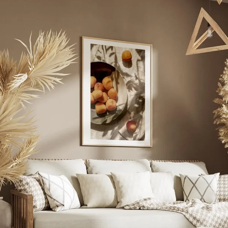 affiche dabricots frais dans une assiette sur une table avec des ombres de feuil salon.webp