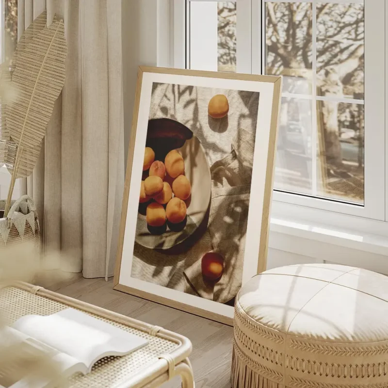 affiche dabricots frais dans une assiette sur une table avec des ombres de feuil salon beige.webp