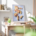 affiche dagrumes oranges et quartiers doranges dans les tons orange et rouge sur bureau.webp