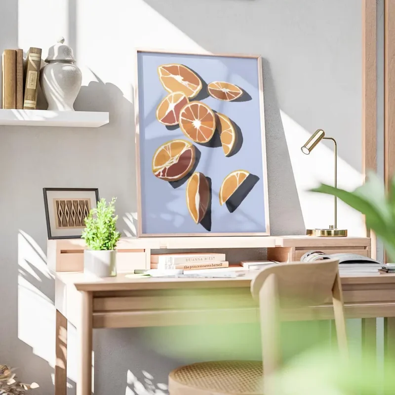 affiche dagrumes oranges et quartiers doranges dans les tons orange et rouge sur bureau.webp