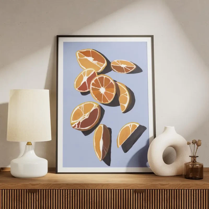 affiche dagrumes oranges et quartiers doranges dans les tons orange et rouge sur meuble.webp