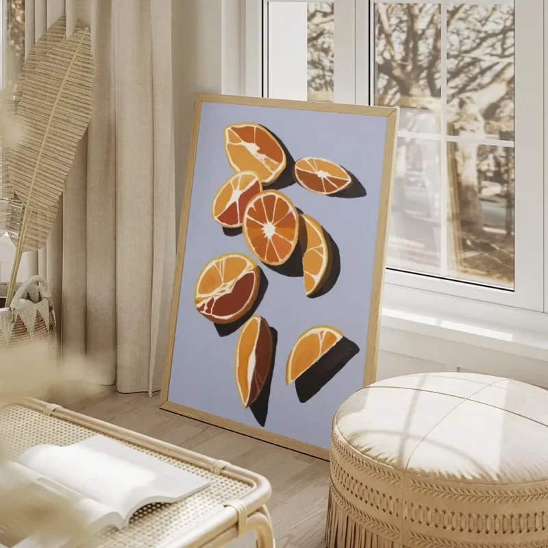 affiche dagrumes oranges et quartiers doranges dans les tons orange et rouge sur salon beige.webp