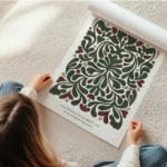 affiche dalecarlia avec motif abstrait floral rouge et vert typographie memories en rouleau.webp