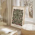 affiche dalecarlia avec motif abstrait floral rouge et vert typographie memories salon beige.webp