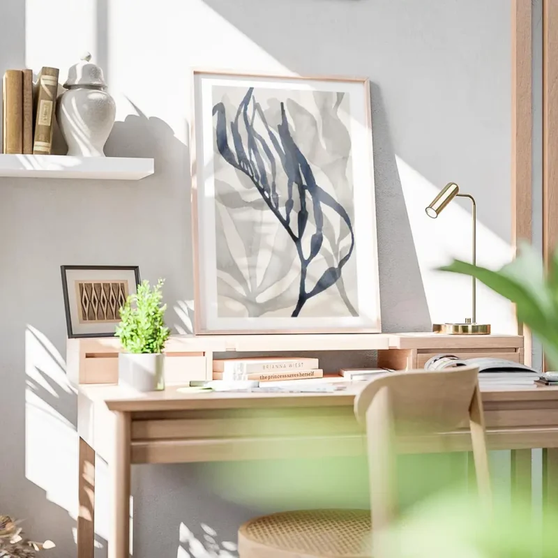 affiche dalgues abstraites a laquarelle avec des formes grises et une algue bleu bureau.webp
