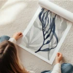 affiche dalgues abstraites a laquarelle avec des formes grises et une algue bleu en rouleau.webp