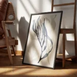 affiche dalgues abstraites a laquarelle avec des formes grises et une algue bleu encadre.webp