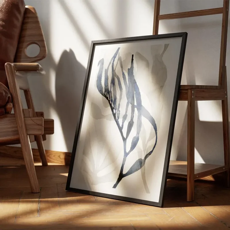 affiche dalgues abstraites a laquarelle avec des formes grises et une algue bleu encadre.webp