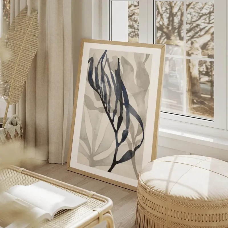 affiche dalgues abstraites a laquarelle avec des formes grises et une algue bleu salon beige.webp