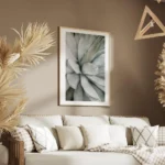 affiche daloe vera en gros plan aux tons gris argent avec des pointes marron ide salon.webp