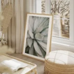 affiche daloe vera en gros plan aux tons gris argent avec des pointes marron ide salon beige.webp