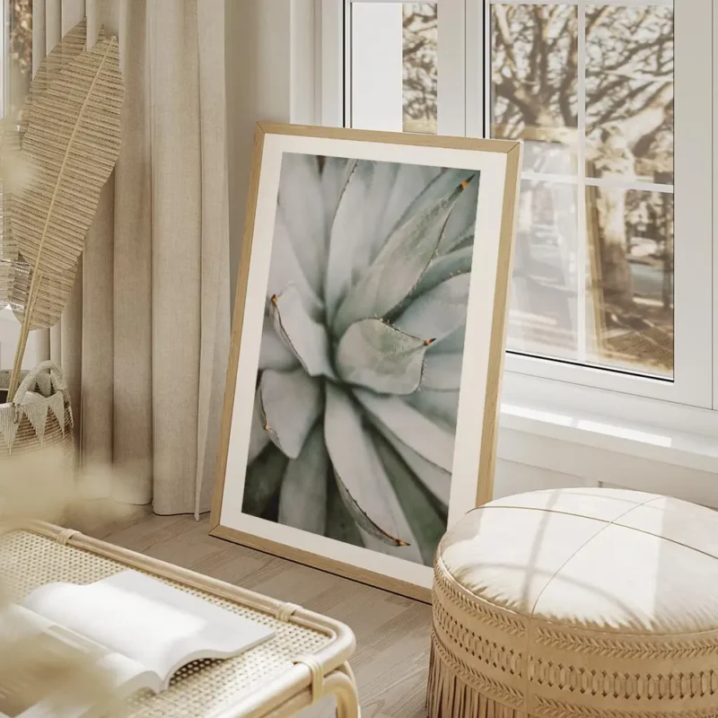 affiche daloe vera en gros plan aux tons gris argent avec des pointes marron ide salon beige.webp