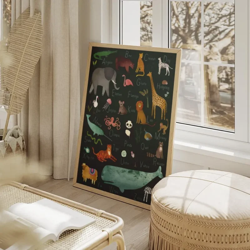 affiche dalphabet animalier avec des illustrations colorees danimaux varies sur salon beige.webp