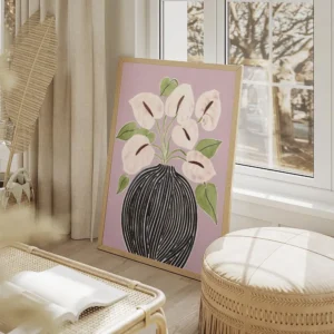 affiche danthuriums rose dans un vase a rayures noires sur fond rose salon beige.webp