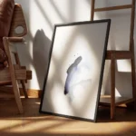 affiche daquarelle abstraite bleue avec des coups de pinceau et des taches de co encadre.webp