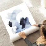 affiche daquarelle abstraite bleue et blanche avec des formes fluides et des tou au sol.webp