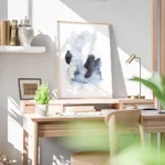 affiche daquarelle abstraite bleue et blanche avec des formes fluides et des tou bureau.webp
