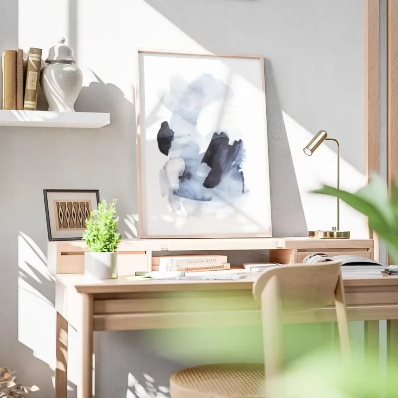 affiche daquarelle abstraite bleue et blanche avec des formes fluides et des tou bureau.webp