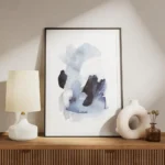 affiche daquarelle abstraite bleue et blanche avec des formes fluides et des tou meuble.webp