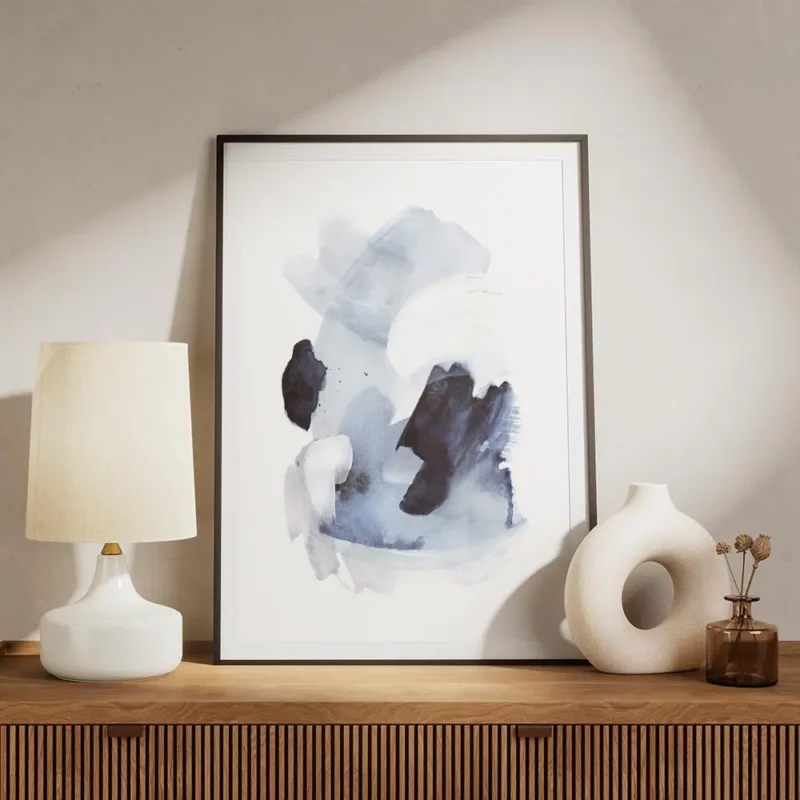 affiche daquarelle abstraite bleue et blanche avec des formes fluides et des tou meuble.webp