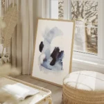 affiche daquarelle abstraite bleue et blanche avec des formes fluides et des tou salon beige.webp