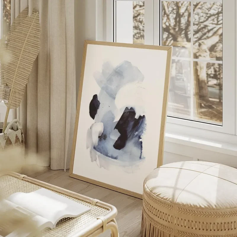 affiche daquarelle abstraite bleue et blanche avec des formes fluides et des tou salon beige.webp