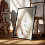 affiche daquarelle avec formes abstraites beiges et vertes coups de pinceau blan encadre.webp