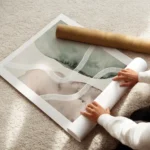 affiche daquarelle avec formes abstraites beiges et vertes coups de pinceau blan enroule.webp