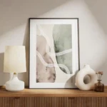 affiche daquarelle avec formes abstraites beiges et vertes coups de pinceau blan meuble.webp